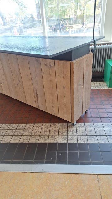 Houten toonbank/bar op wielen met zwart blad