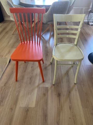Set van 2 vintage stoelen: oranje en crème