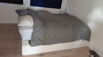 Bed 140x200 met matrassen en topper, veel opbergruimte