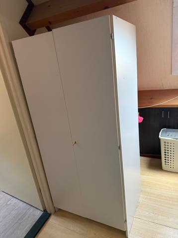 Witte kledingkast met hangruimte en plank