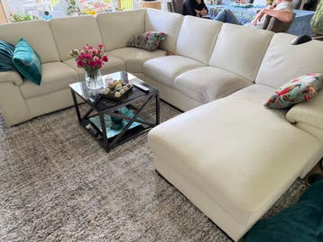 Gratis: wit leren zitcombinatie met lounge gedeelte