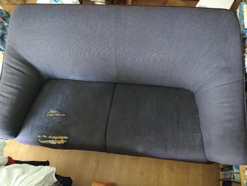 Gratis bank, bekleding is versleten, maar verder redelijk.