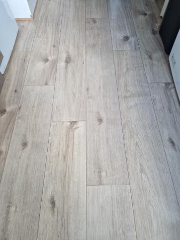 Gratis laminaat - Licht eiken look 90m2 Hellevoetsluis