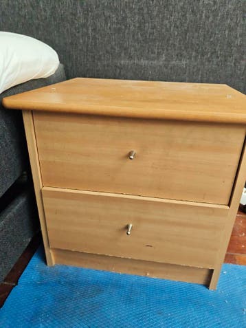 Houten nachtkastje met twee lades