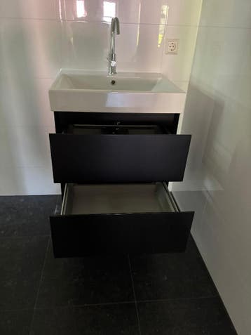 Gratis afhalen: 2 badmeubels zwart/wit, 2 lades 60x62x48,2