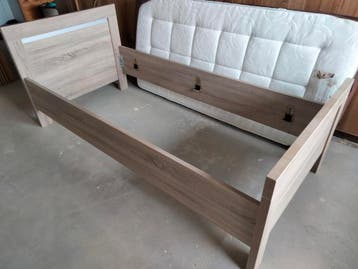 Zo goed als nieuw bedframe (excl. lattenbodem) + matras