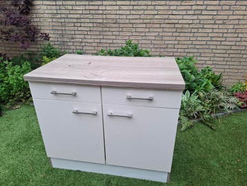 Gratis keukenkastje met lades en deurtjes