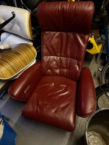 BIEDEN: 3 comfortabele loungestoelen: zwart, blauw, rood (el