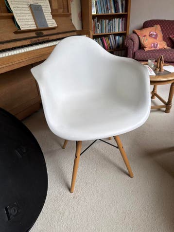 Gratis op te halen: Witte stoel met houten poten in Dordrech