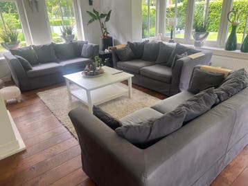 3 grijze banken met losse hoezen