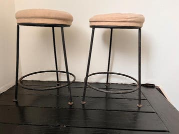 Twee krukjes met gietijzeren frame