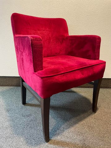 Rode en paarse stoelen