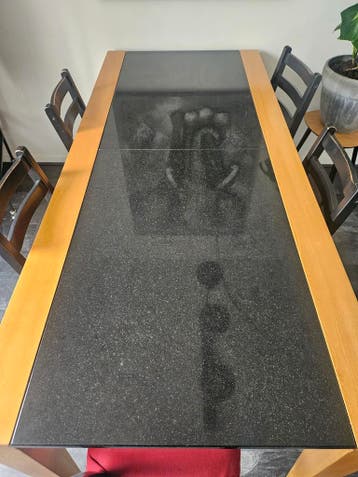 Uitschuifbare eettafel met zwaar stenen blad