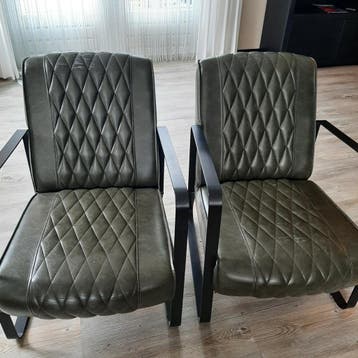 2 stoelen ,nepleer, vorm