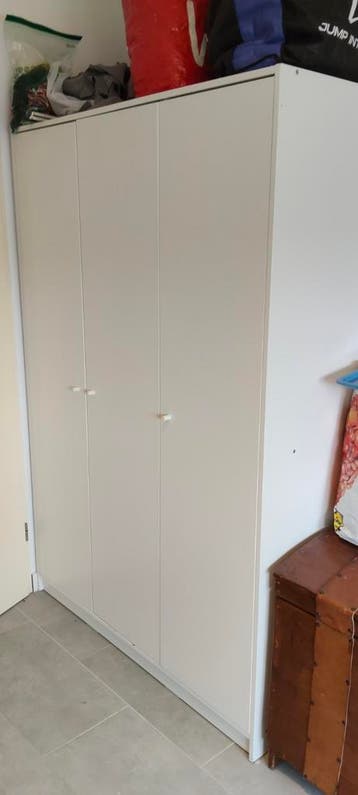 Witte kledingkast met planken en hangruimte