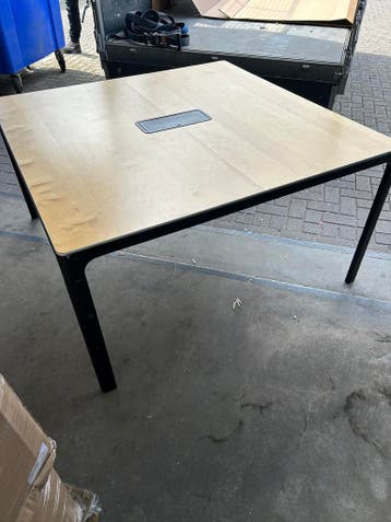Gratis tafel met stalen onderstel 140x140x74cm