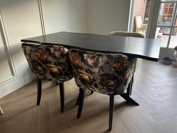 Zwarte eettafel