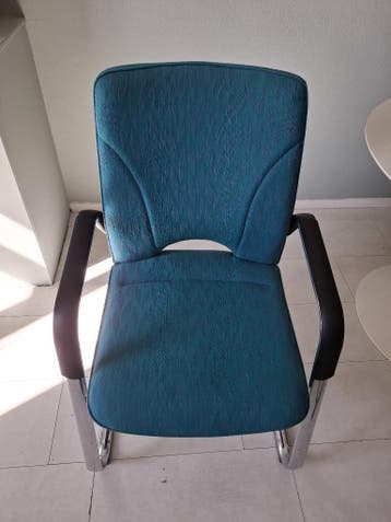 4 eetkamerstoelen met armleuningen – blauw – nette staat