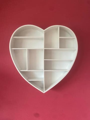 Witte hartvormige wandplank met vakken