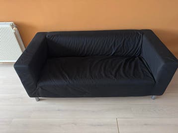 Compacte zwarte tweezitsbank