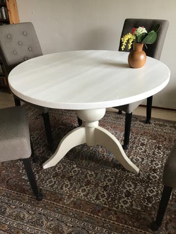 Eettafel met stoelen. Moet weg.