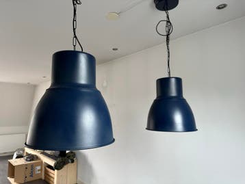 Set van 2 blauw overgespoten hanglampen