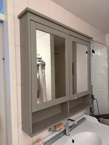 Gratis badkamer meubels, spiegel, onderkast