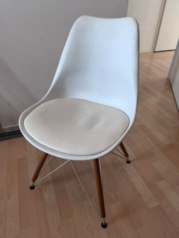 4 witte eetkamerstoelen met houten poten gratis