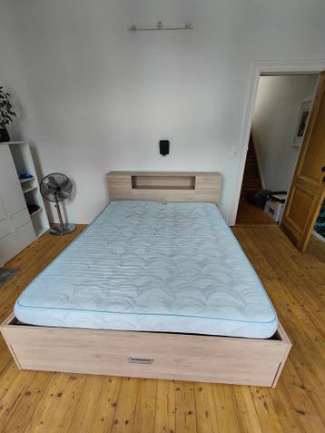 Tweepersoonsbed met opbergruimte en hoofdbord