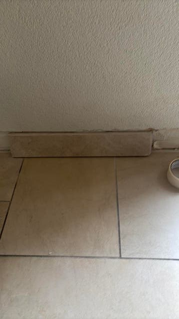 Stenen plinten   Net uitgebroken