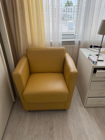 Comfortabele gele fauteuil