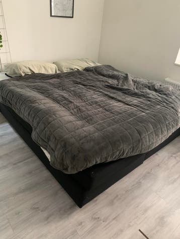 Gratis! Boxspring 180x200 met twee toppers.