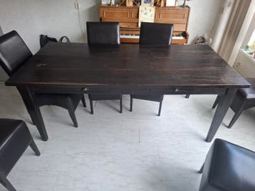 Eettafel met 6 leren stoelen
