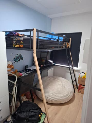 GRATIS!!    Hoogslaper met bureau en ladder