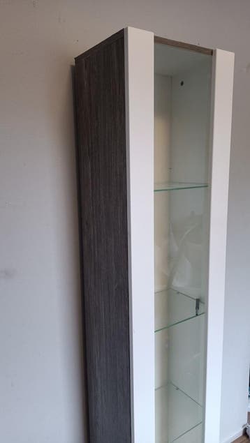 2 vitrine kasten en zwevende witte kast.