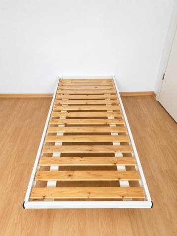 Eenpersoonsbed met lattenbodem – wit hout/metal look
