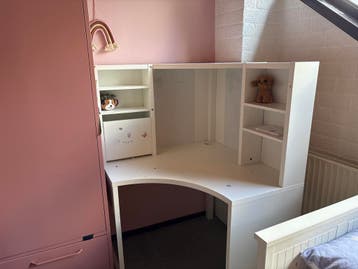 Gratis Wit kinderbureau met opbergruimte en planken
