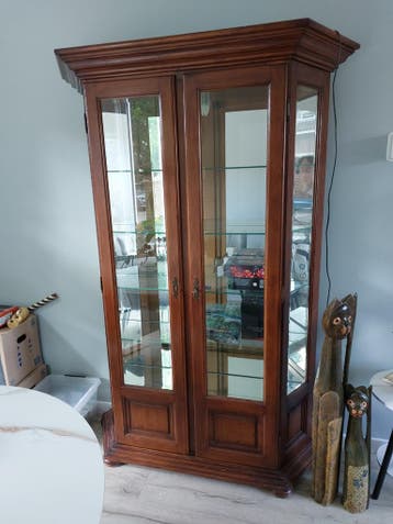 Klassieke houten vitrinekast met glazen deuren