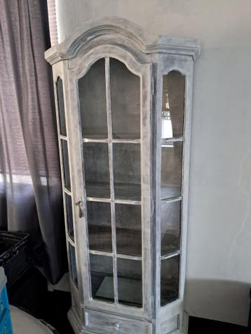Nette vitrinekast white wash.