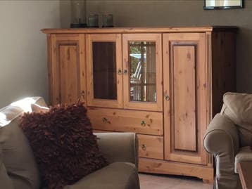 Massief houten dressoir met vitrinekasten