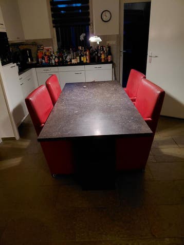 Granieten tafel met tafelverwarming