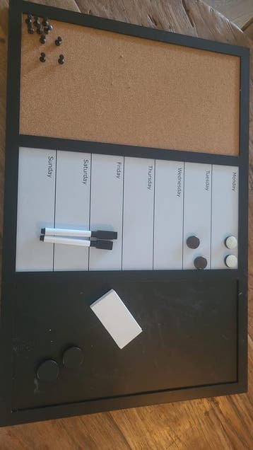 Multifunctioneel planbord: prik-, magneet- en krijtbord