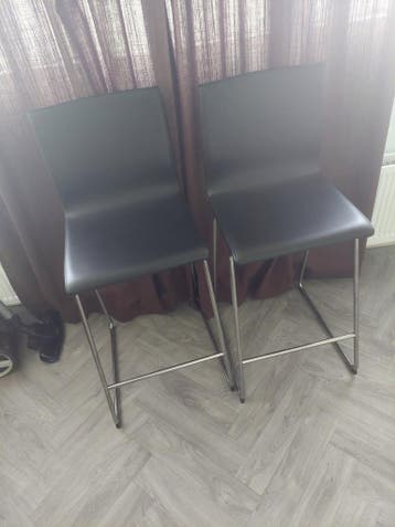 2 gestoffeerde barkrukken, zithoogte 65 cm