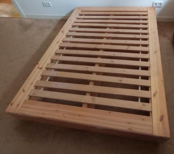 Gratis Bed Mandal IKEA 140 x 200 cm, 4 zwarte, ruime lades.