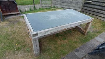 Robuuste houten tuintafel met leisteen blad