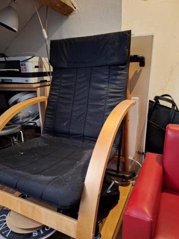 IKEA Poäng stoel met zwarte kussens