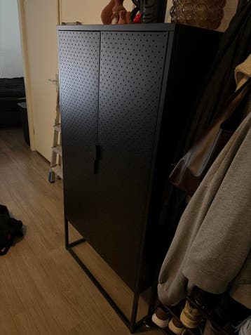 Zwarte metalen kast met 3 planken.