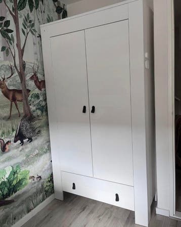 Gratis witte kledingkast met lades en deuren