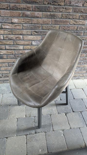 2 Stoelen MOETEN WEG