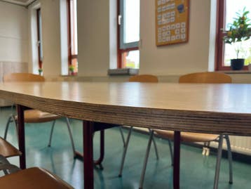 Ovale tafel met metalen onderstel - Gebruikt